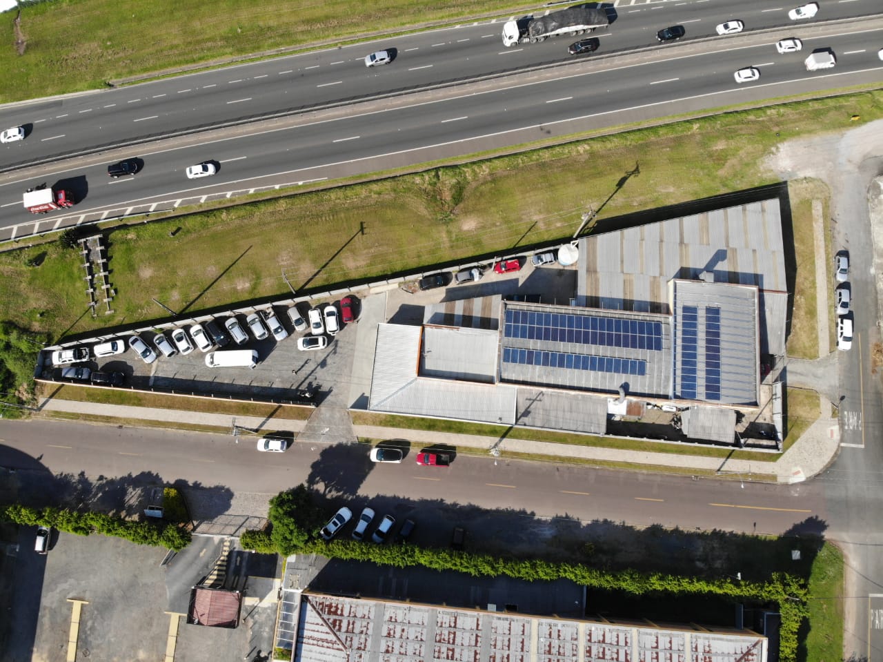 Pátio de veículos aguardando vistoria