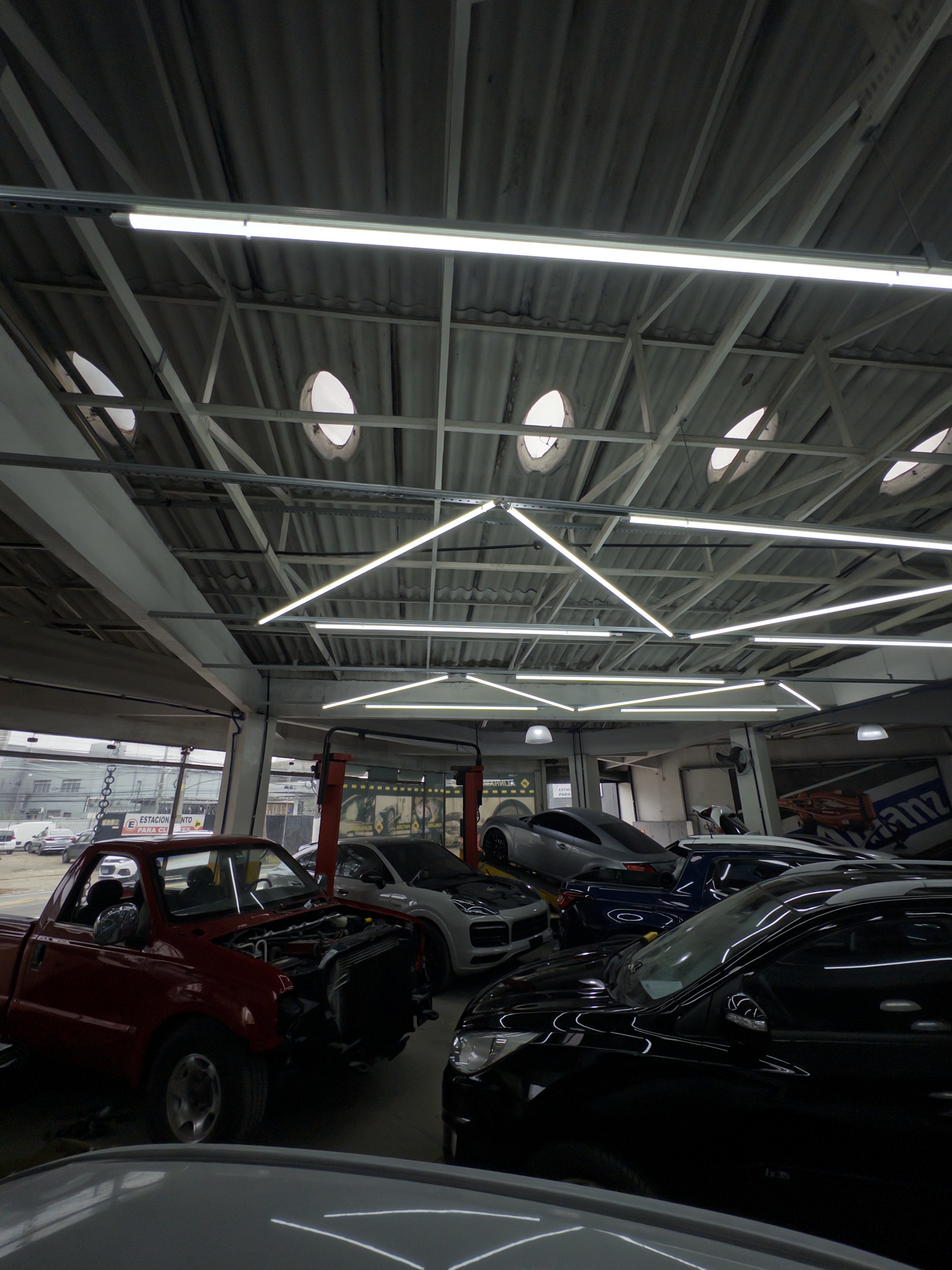 Pátio de veículos aguardando vistoria